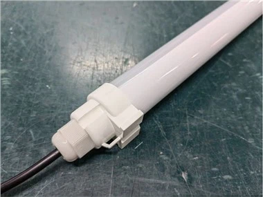 Luči na baterije za kokošnjak